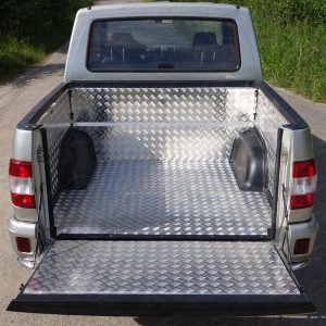 Защитный алюминиевый вкладыш в кузов автомобиля на пластик (комплект)